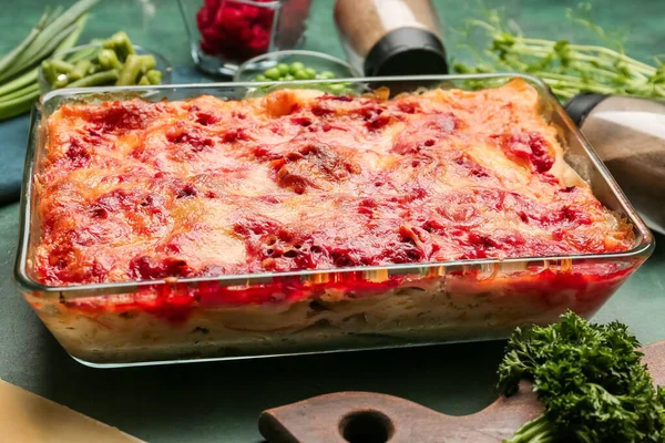 Bakning Skålen Med Välsmakande Vegetabilisk Lasagne Färg Bakgrund — Stockfoto