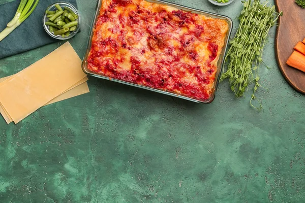 Samenstelling Met Smakelijke Plantaardige Lasagne Kleur Achtergrond — Stockfoto