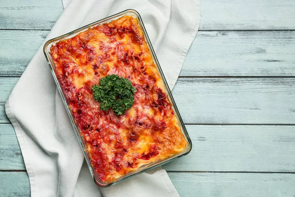 Bakken Schotel Met Smakelijke Plantaardige Lasagne Kleur Houten Achtergrond — Stockfoto