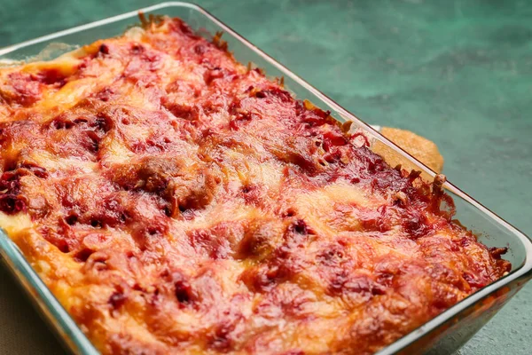 Bakning Skålen Med Välsmakande Vegetabilisk Lasagne Färg Bakgrund Närbild — Stockfoto