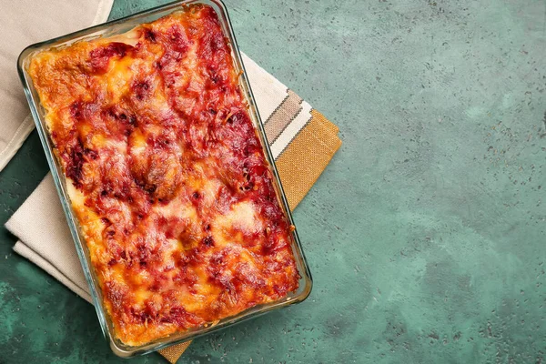 Pečení Miska Chutnými Zeleninovými Lasagne Barevném Pozadí — Stock fotografie