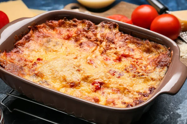 Backform Mit Schmackhafter Gemüse Lasagne Auf Farbigem Hintergrund — Stockfoto