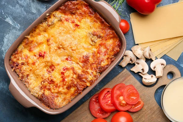 Composizione Con Gustose Lasagne Vegetali Fondo Colori — Foto Stock