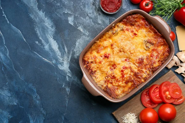 Composizione Con Gustose Lasagne Vegetali Fondo Colori — Foto Stock