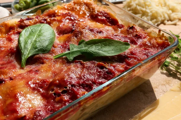 Bakning Maträtt Med Välsmakande Vegetabilisk Lasagne Bordet Närbild — Stockfoto