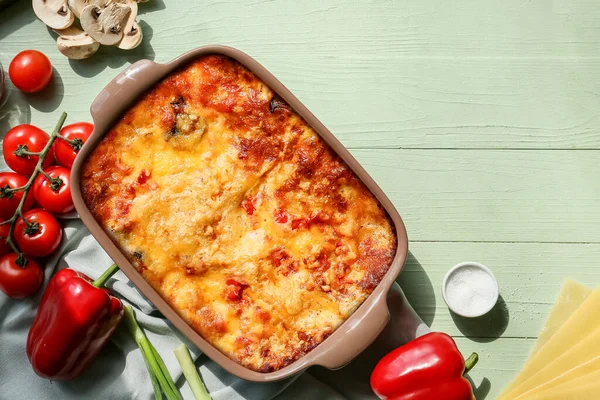 Composizione Con Gustose Lasagne Vegetali Sfondo Legno Colori — Foto Stock