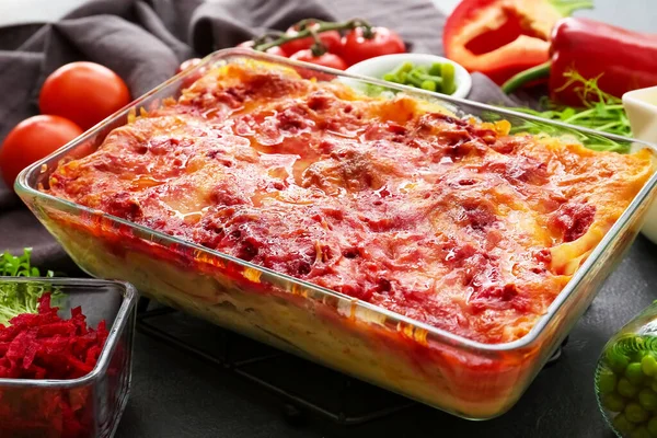 Naczynie Pieczenia Smaczną Lasagną Warzywną Stole — Zdjęcie stockowe