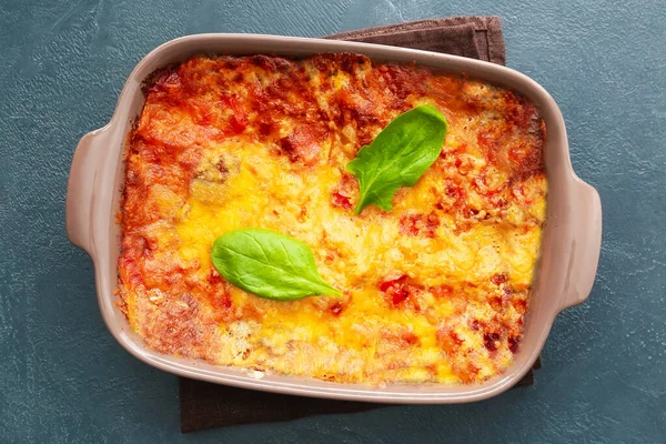 Koyu arkaplanda lezzetli sebze lazanyalı fırın yemeği.