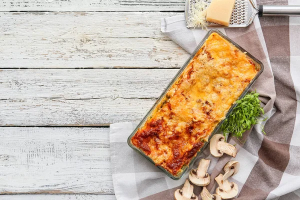 Bakschaal Met Lekkere Plantaardige Lasagne Verse Ingrediënten Een Lichte Houten — Stockfoto