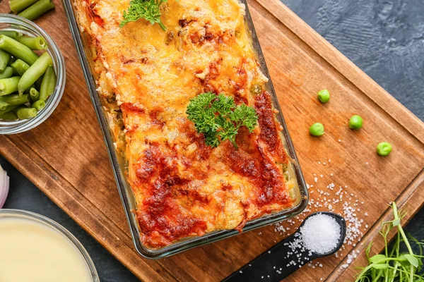 Piatto Forno Con Gustose Lasagne Vegetali Ingredienti Freschi Sfondo Scuro — Foto Stock