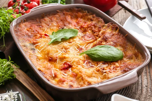 Naczynie Pieczenia Smaczną Lasagną Warzywną Drewnianym Tle — Zdjęcie stockowe