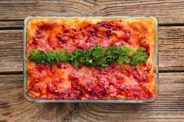 Bakning Skålen Med Välsmakande Vegetabilisk Lasagne Trä Bakgrund — Stockfoto