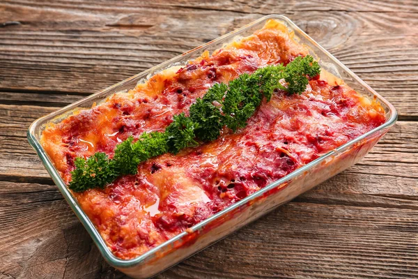 Bakning Skålen Med Välsmakande Vegetabilisk Lasagne Trä Bakgrund — Stockfoto