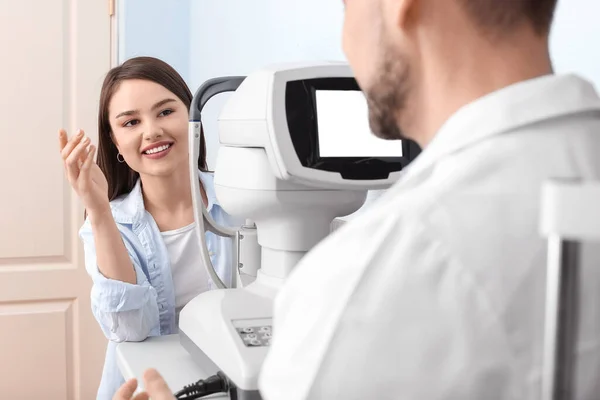 Junge Frau Besucht Augenarzt Klinik — Stockfoto