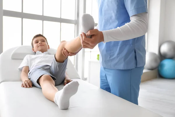 Fisioterapeuta Trabalhando Com Menino Centro Reabilitação — Fotografia de Stock