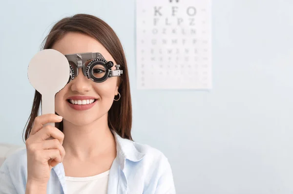 Klinikteki Göz Doktorunu Ziyaret Eden Genç Bir Kadın — Stok fotoğraf