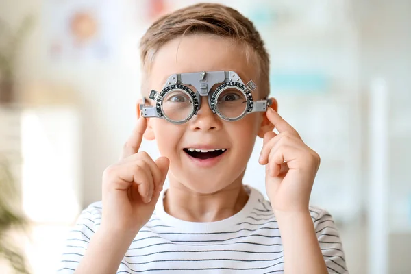 Маленький Хлопчик Проходить Аналіз Очей Клініці — стокове фото