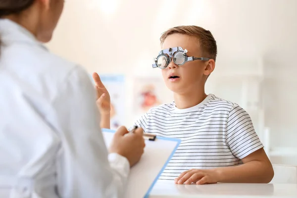 Mały Chłopiec Poddany Badaniu Wzroku Klinice — Zdjęcie stockowe