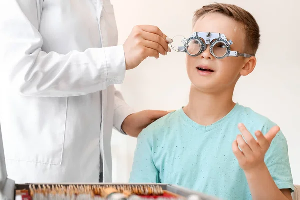 Kleiner Junge Unterzieht Sich Klinik Einem Sehtest — Stockfoto