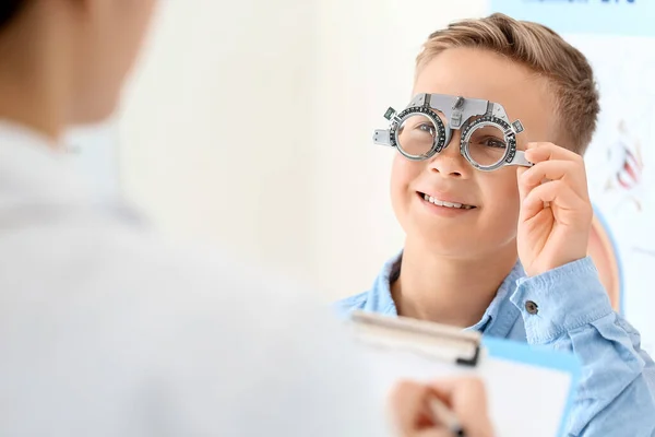 Kleiner Junge Unterzieht Sich Klinik Einem Sehtest — Stockfoto