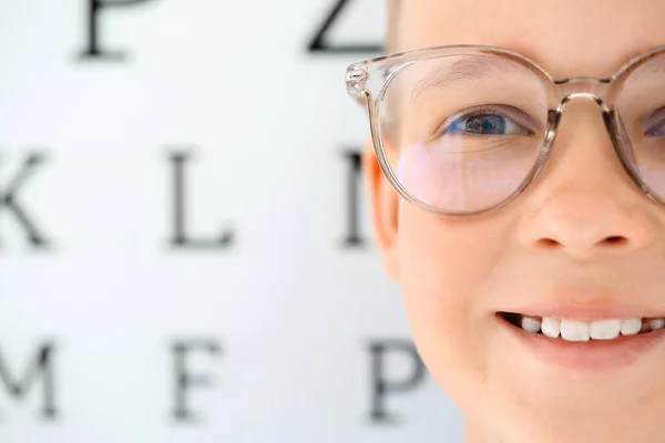 Ragazzino Con Gli Occhiali Nell Ufficio Dell Oftalmologo Primo Piano — Foto Stock