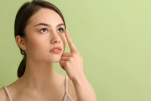 Young Woman Putting Contact Lenses Color Background — Stock Photo, Image