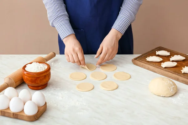 Mujer Preparando Sabrosas Albóndigas Mesa Cocina Primer Plano —  Fotos de Stock