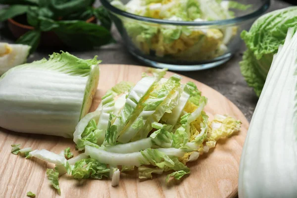 Board Fresh Cut Chinese Cabbage Table Closeup — Stock Photo, Image