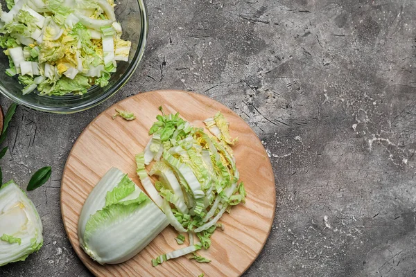Board Fresh Cut Chinese Cabbage Grunge Background — Stock Photo, Image