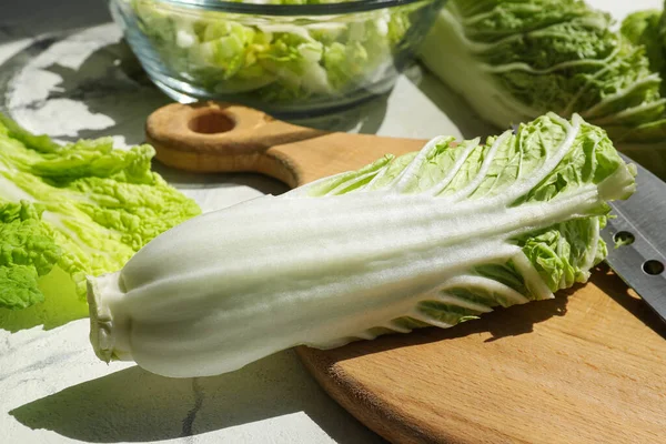 Board Fresh Chinese Cabbage Light Background Closeup — Stock Photo, Image