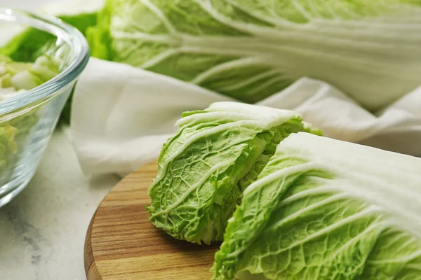 Board Fresh Chinese Cabbage Light Background Closeup — Stock Photo, Image