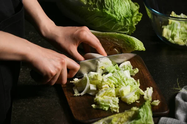 Woman Cutting Fresh Chinese Cabbage Table Closeup — Stock Photo, Image