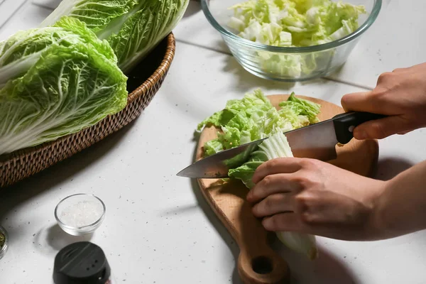 Kvinna Skära Färsk Kinesisk Kål Bordet Närbild — Stockfoto