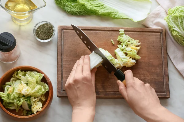 Woman Cutting Fresh Chinese Cabbage Table — Stock Photo, Image