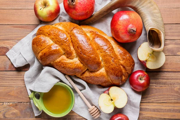 Méz Gyümölcsökkel Shofar Challah Fából Készült Háttérrel Rosh Hashanah Zsidó — Stock Fotó