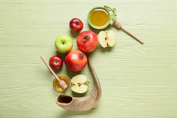水果和果子酱在彩色木制背景上 Rosh Hashanah 犹太新年 庆祝活动 — 图库照片