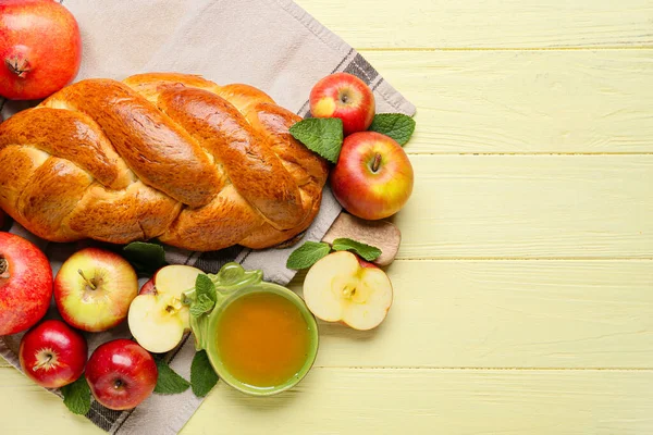 Renkli ahşap arka planda meyveli bal ve challah. Rosh hashanah (Yahudi Yeni Yılı) kutlaması