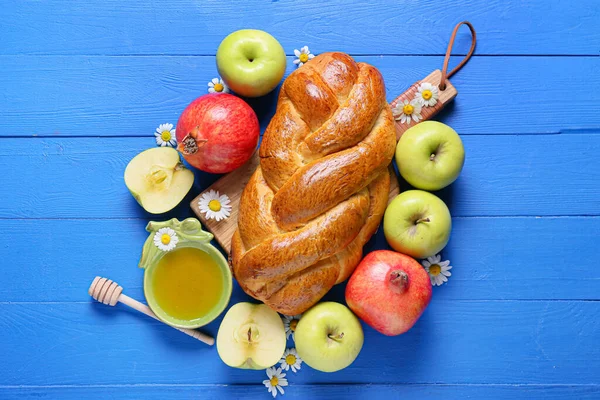 Méz Gyümölcsökkel Challah Színes Háttér Rosh Hashanah Zsidó Újév Ünnepe — Stock Fotó