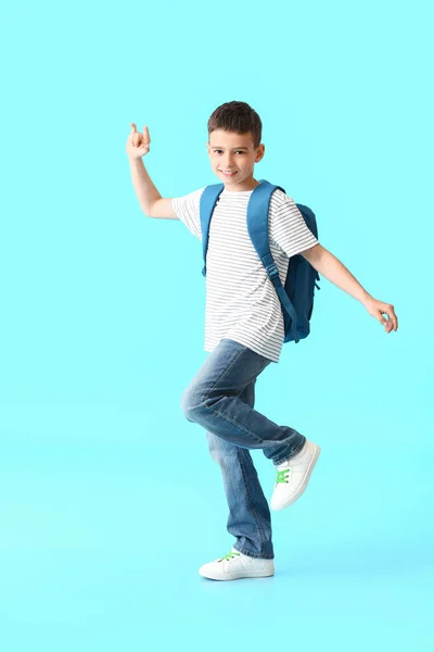 Pequeno Estudante Com Mochila Fundo Cor — Fotografia de Stock