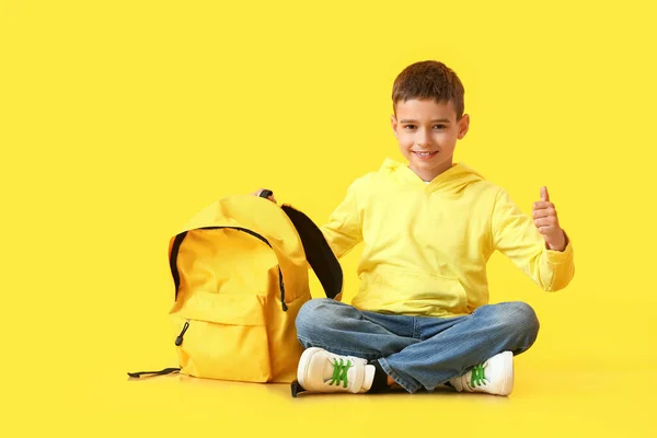 Kleine Schooljongen Met Rugzak Tonen Duim Kleur Achtergrond — Stockfoto