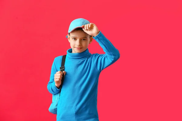 小さな男の子とともにバックパック上の色の背景 — ストック写真