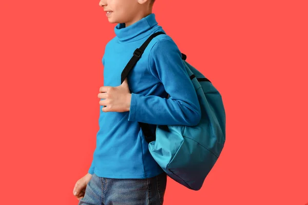 Liten Skolpojke Med Ryggsäck Färg Bakgrund — Stockfoto