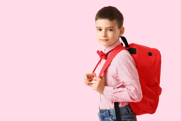 Kleine Schooljongen Met Rugzak Kleur Achtergrond — Stockfoto