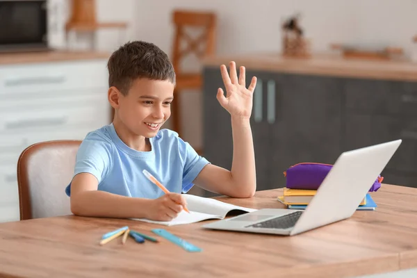Mały Chłopiec Uczy Się Online Domu — Zdjęcie stockowe