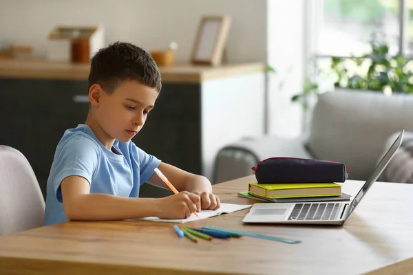 Μικρό Αγόρι Που Σπουδάζει Online Στο Σπίτι — Φωτογραφία Αρχείου