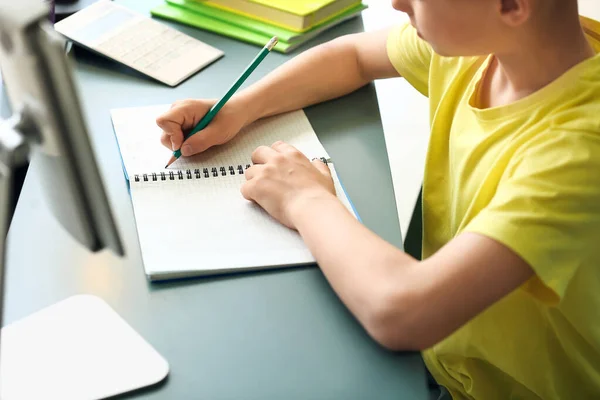 Kleiner Junge Lernt Hause Online — Stockfoto