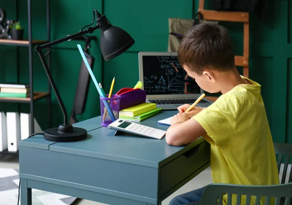 Mały Chłopiec Studiuje Matematykę Online Domu — Zdjęcie stockowe