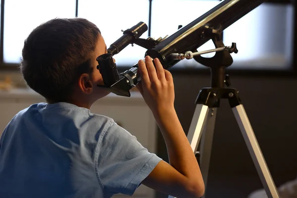 Niño Pequeño Con Telescopio Mirando Las Estrellas Por Noche —  Fotos de Stock