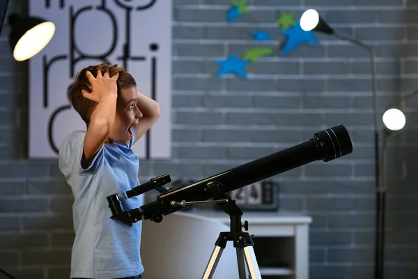 Chockad Liten Pojke Med Teleskop Tittar Stjärnor Kvällen — Stockfoto