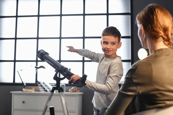 Liten Pojke Och Hans Mamma Med Teleskop Tittar Stjärnor Kvällen — Stockfoto